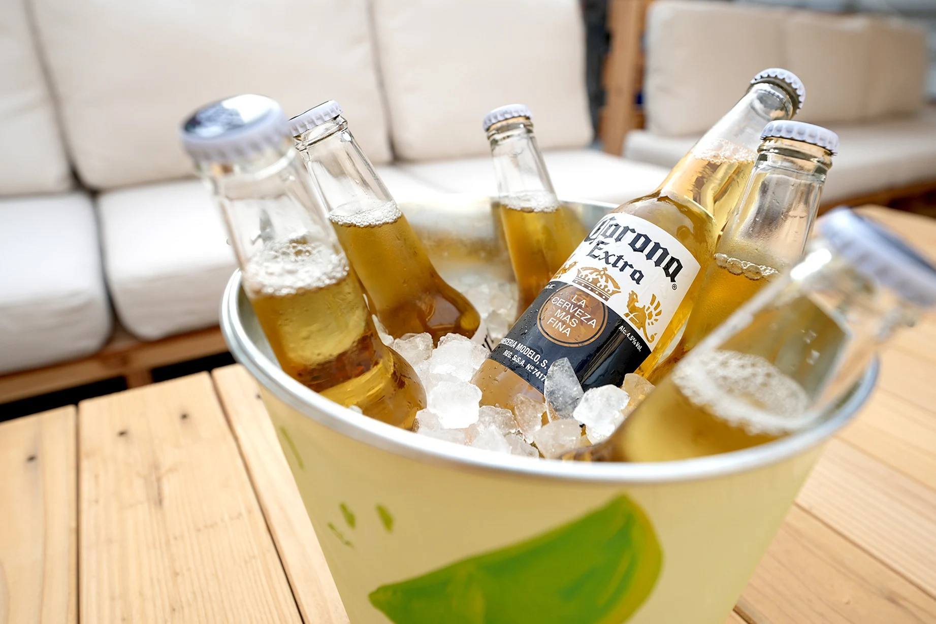 氷を入れた容器に冷えた飲み物を入れている様子