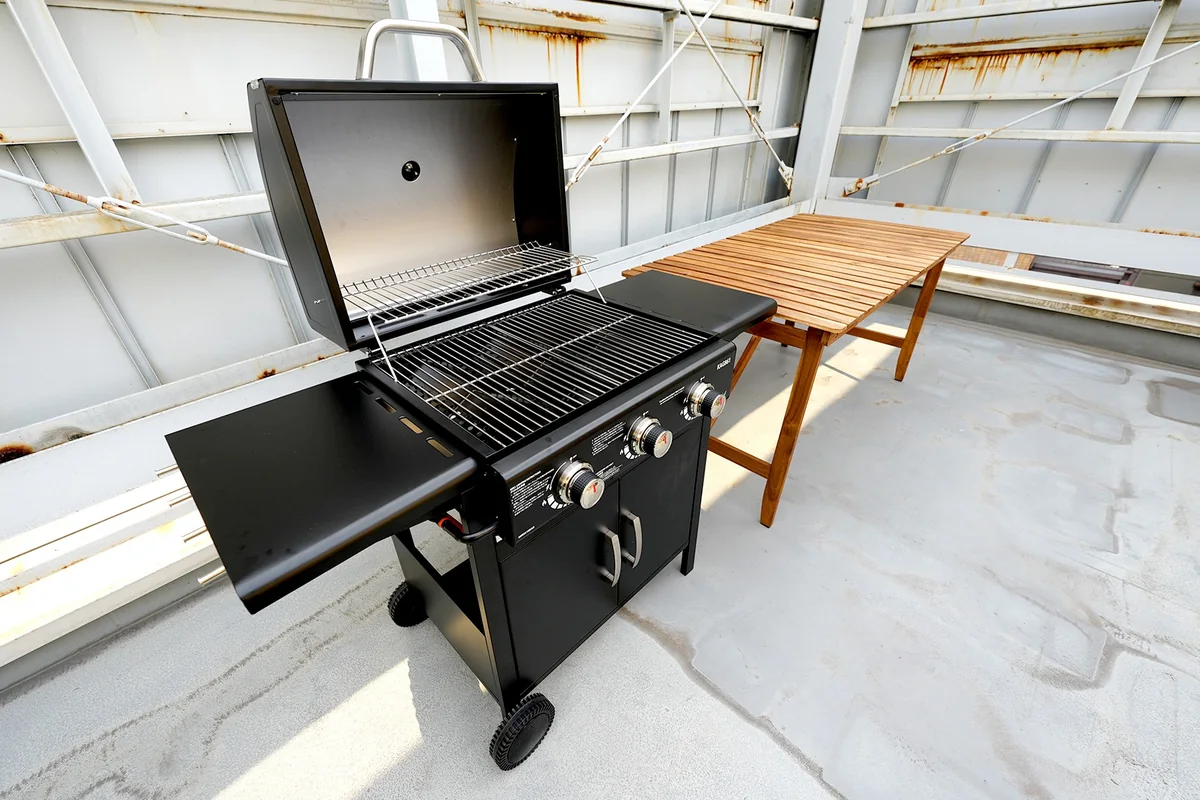 ふたを開けたBBQコンロと作業テーブル